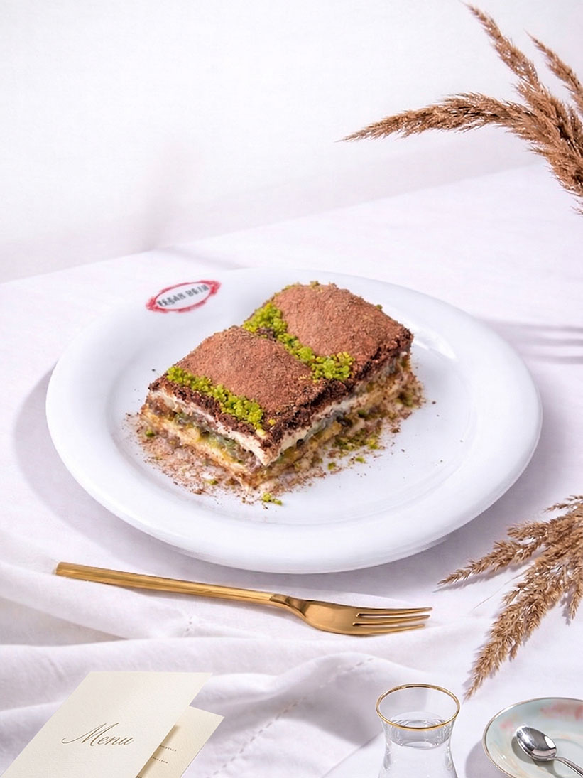 Tabakta soğuk baklava porsiyon sunumu